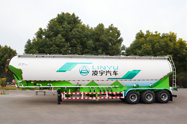 粉粒物料運(yùn)輸車的特點(diǎn)詳解！