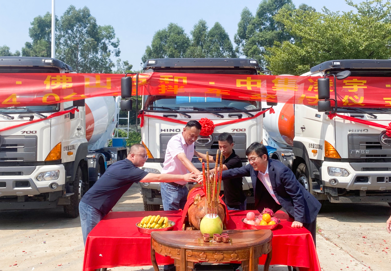 喜氣洋洋共相聚，40臺(tái)凌宇攪拌車(chē)交付大客戶！