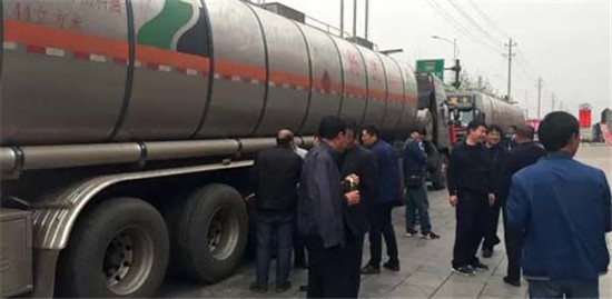 中集凌宇：三晉大地現(xiàn)新潮液罐車，引來200多人圍觀