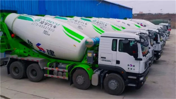 克服萬難！新春批凌宇罐車發(fā)往市場