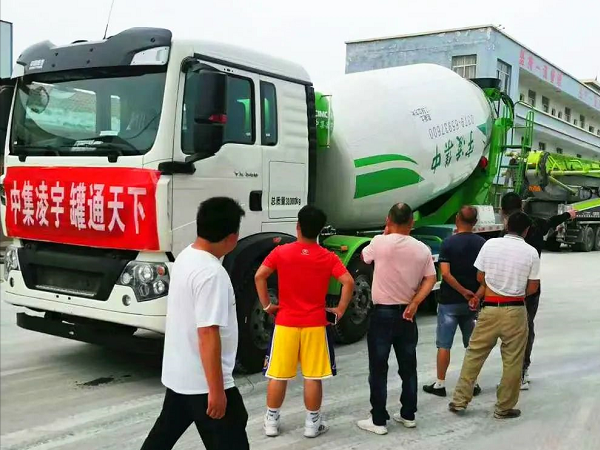 開攤啦！凌宇攪拌車“擺攤兒”湖北，客戶當(dāng)場下單！