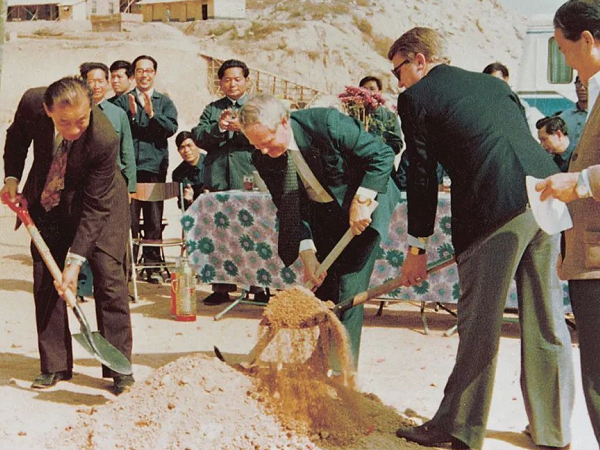 人民日報 | 麥伯良：敢闖敢試，泥路走成幸福路