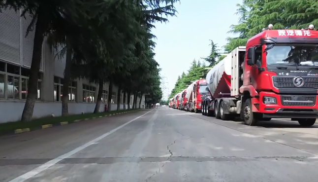 大單!100臺(tái)#粉罐半掛車(chē) 陸續(xù)發(fā)車(chē)，震撼#航拍