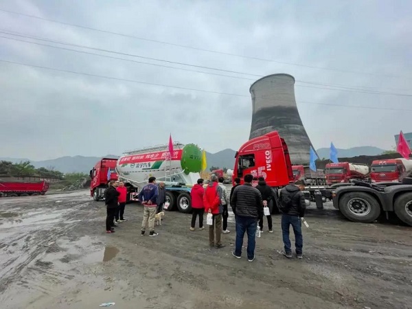 全國(guó)巡展丨凌宇2021款粉罐車驚艷亮相，場(chǎng)面火爆……