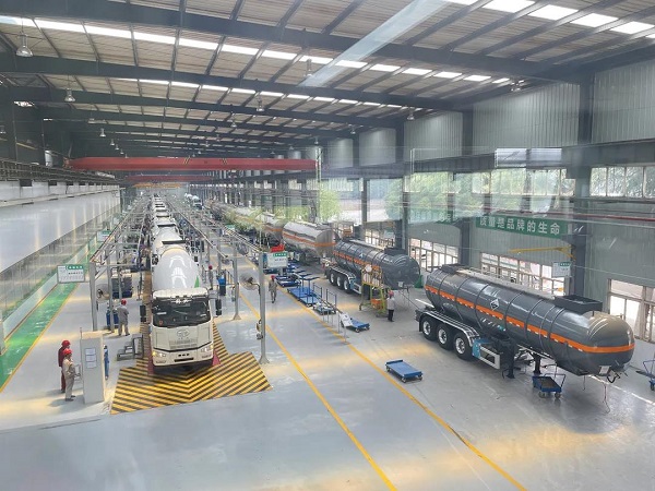 堅(jiān)守一線戰(zhàn)高溫，齊心協(xié)力保生產(chǎn)