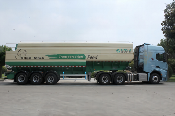 保障飼料運輸安全！散裝雛禽飼料運輸半掛車的特點及優(yōu)勢有哪些？
