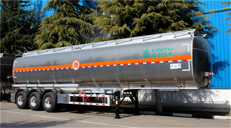 凌宇液罐車頻頻被老客戶點(diǎn)贊，性能獲大眾認(rèn)可